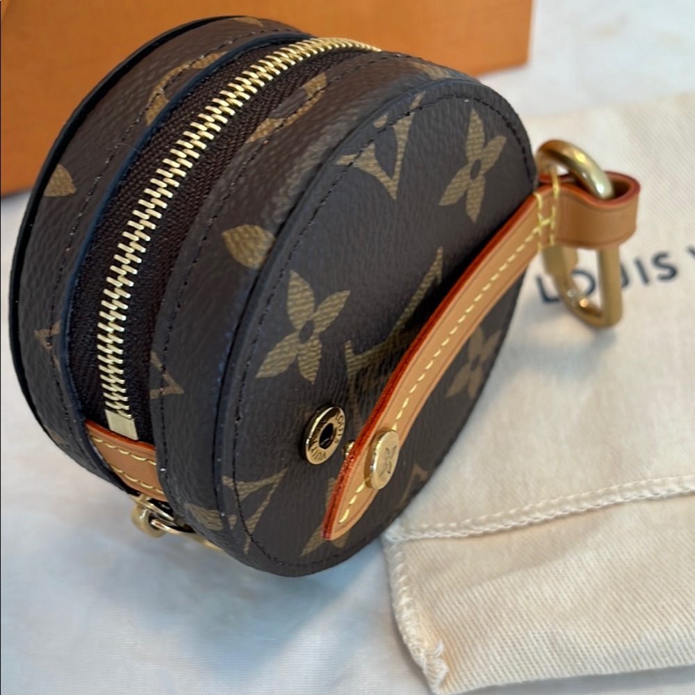 Louis Vuitton Monogram Round Case - Picture 8 of 13
